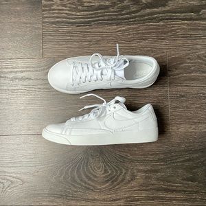 White Nike Blazer Low SE Sneaker